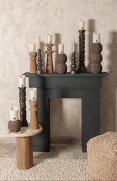 Mindee Kandelaar Hout Donkerbruin Rond Small van PTMD, gestyled in een sfeervolle woonsetting