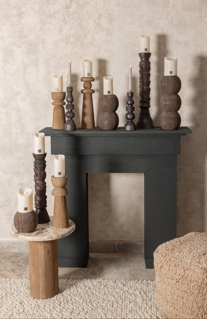 Mindee Kandelaar Hout Donkerbruin Rond Small van PTMD, gestyled in een sfeervolle woonsetting