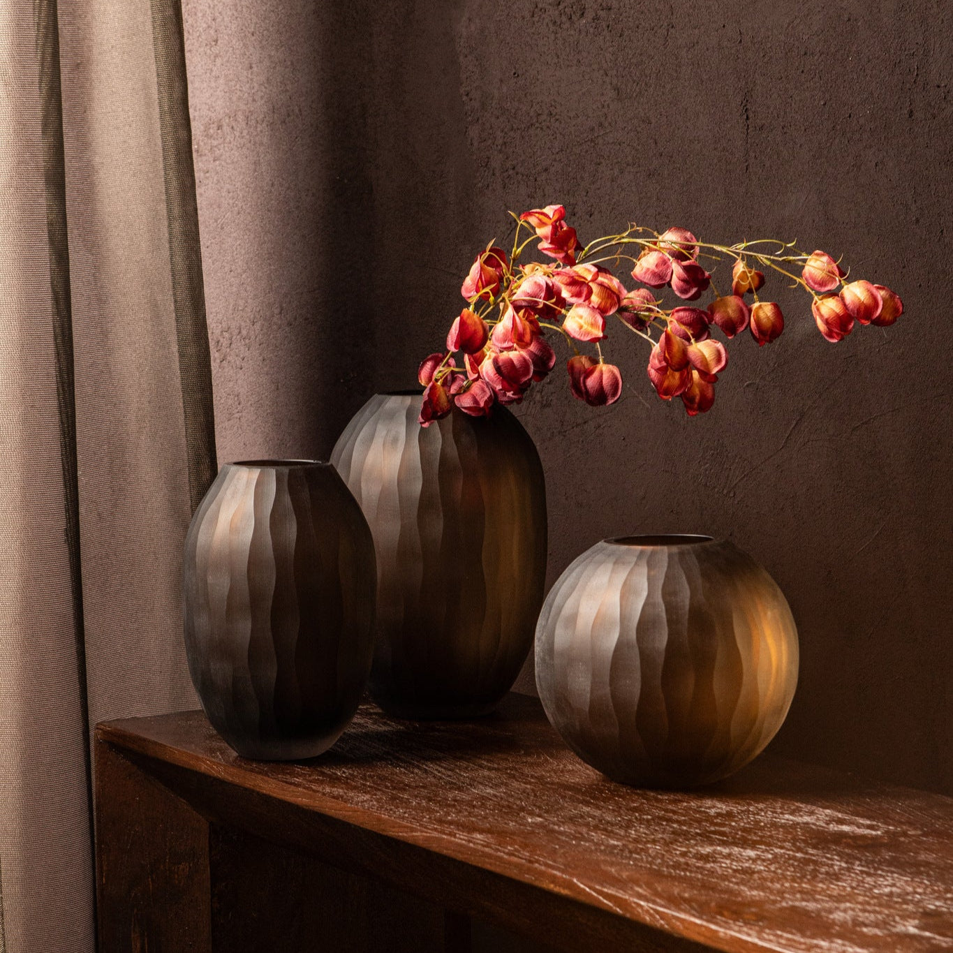 Mishan Brown Glass Round Vase Carved Wavy Pattern S PTMD - Vaas - PTMD - livinglovely.nl