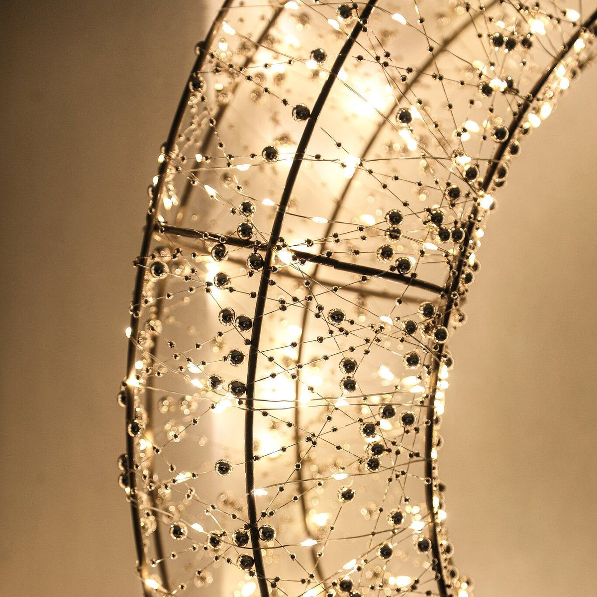 Misk Kerstkrans LED Goud Large van PTMD, close up van de verlichte krans met kraaltjes