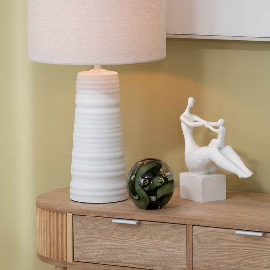 Moeder + Kind Op Knieen Resine Mat Wit - Beeld - J-Line - livinglovely.nl