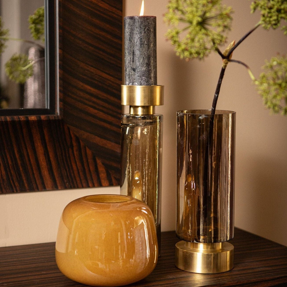 Morrible Vaas Kandelaar Glas Amber Rond Hoog van PTMD in amber glas, sfeerbeeld in een interieur