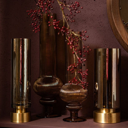 Morrible Vaas Kandelaar Glas Amber Rond Laag van PTMD in amber glas, tweede sfeerbeeld in een interieur