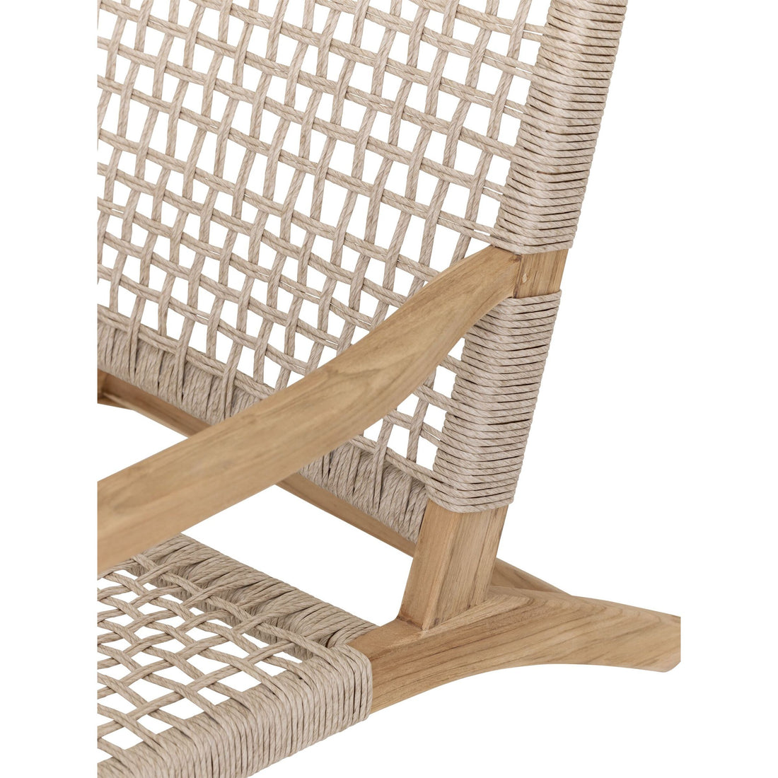 William fauteuil van MUST Living van achteren, met teakhouten frame en houtnerf