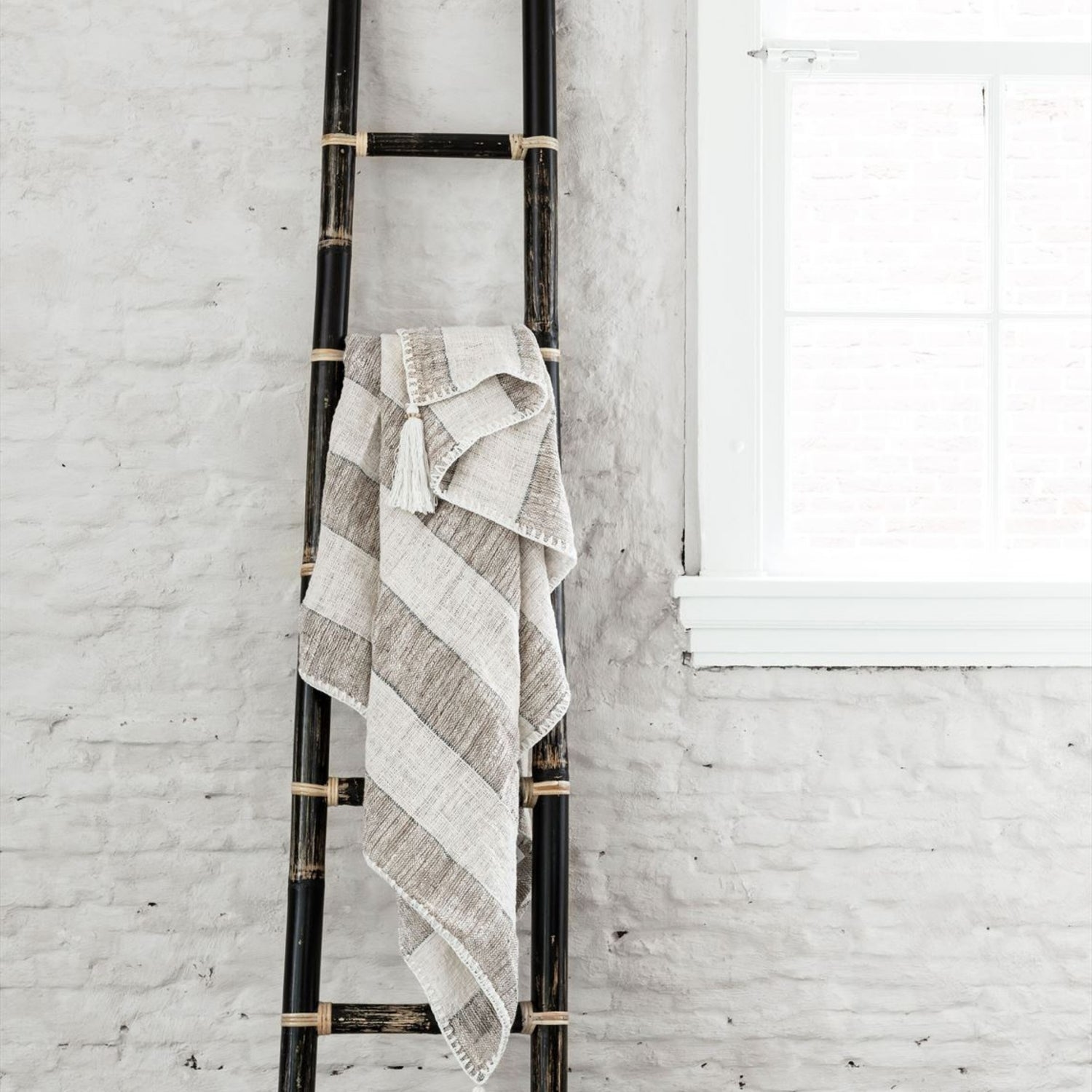 MUST Living Plaid Stripes 130x200cm - Poef - MUST Living - livinglovely.nl