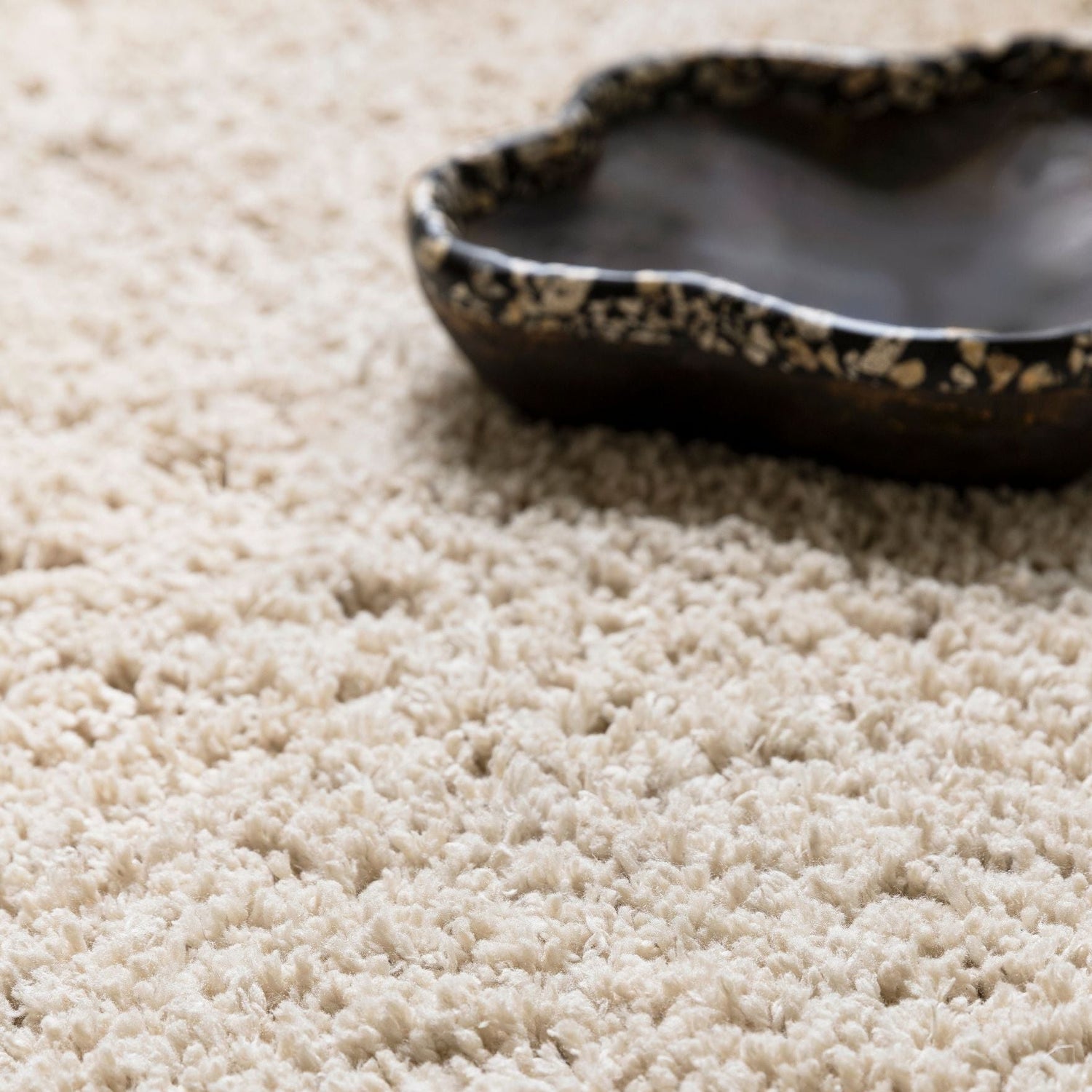 Celeste vloerkleed van MUST Living in beige, close-up van de lange zachte pool met donkere schaal