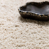 Celeste vloerkleed van MUST Living in beige, close-up van de zachte hoogpolige structuur