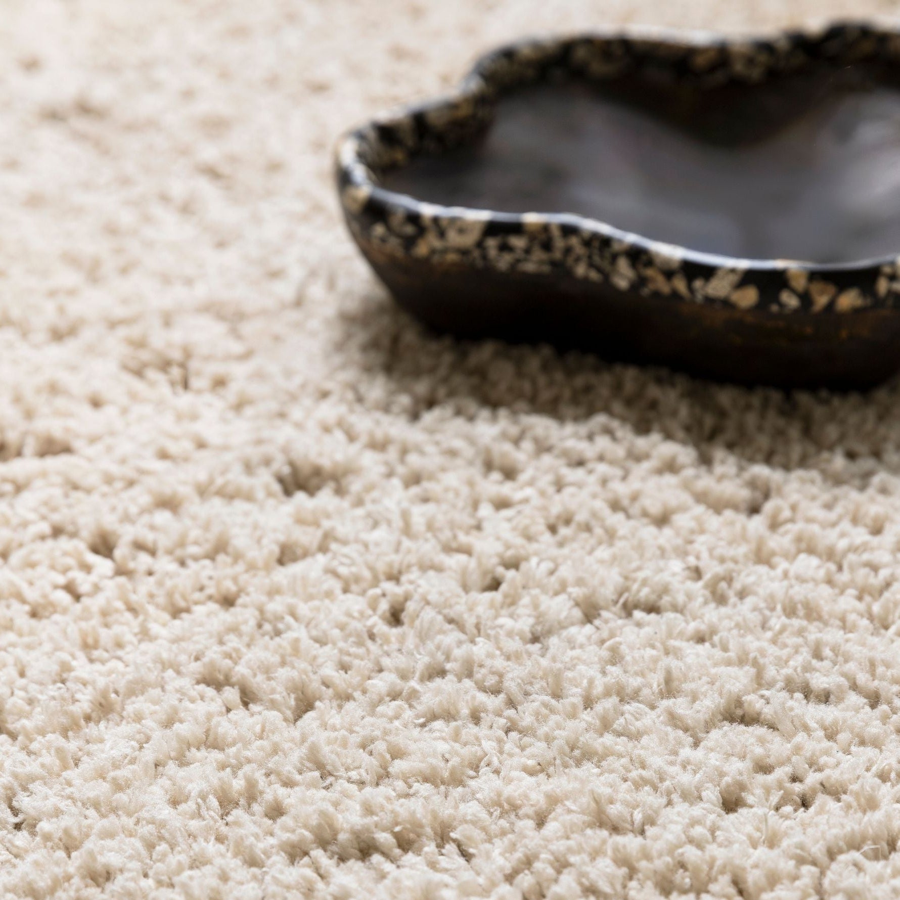 Celeste vloerkleed van MUST Living in beige, close-up van de zachte hoogpolige structuur