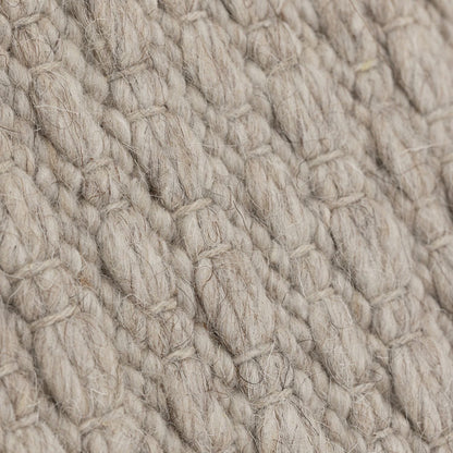 Nirvana vloerkleed van MUST Living in beige, detail van het gevlochten reliëfpatroon in de weving