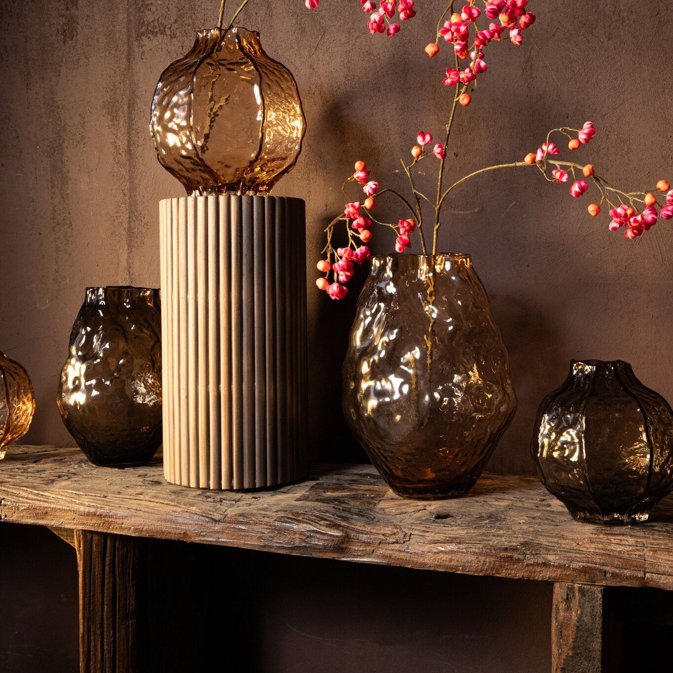 Narin Brown Irregular Shaped Glass Vase L van PTMD gecombineerd met andere woonaccessoires