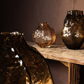 Narin Cream Irregular Shaped Glass Vase L van PTMD, detail van de crèmekleurige glasafwerking