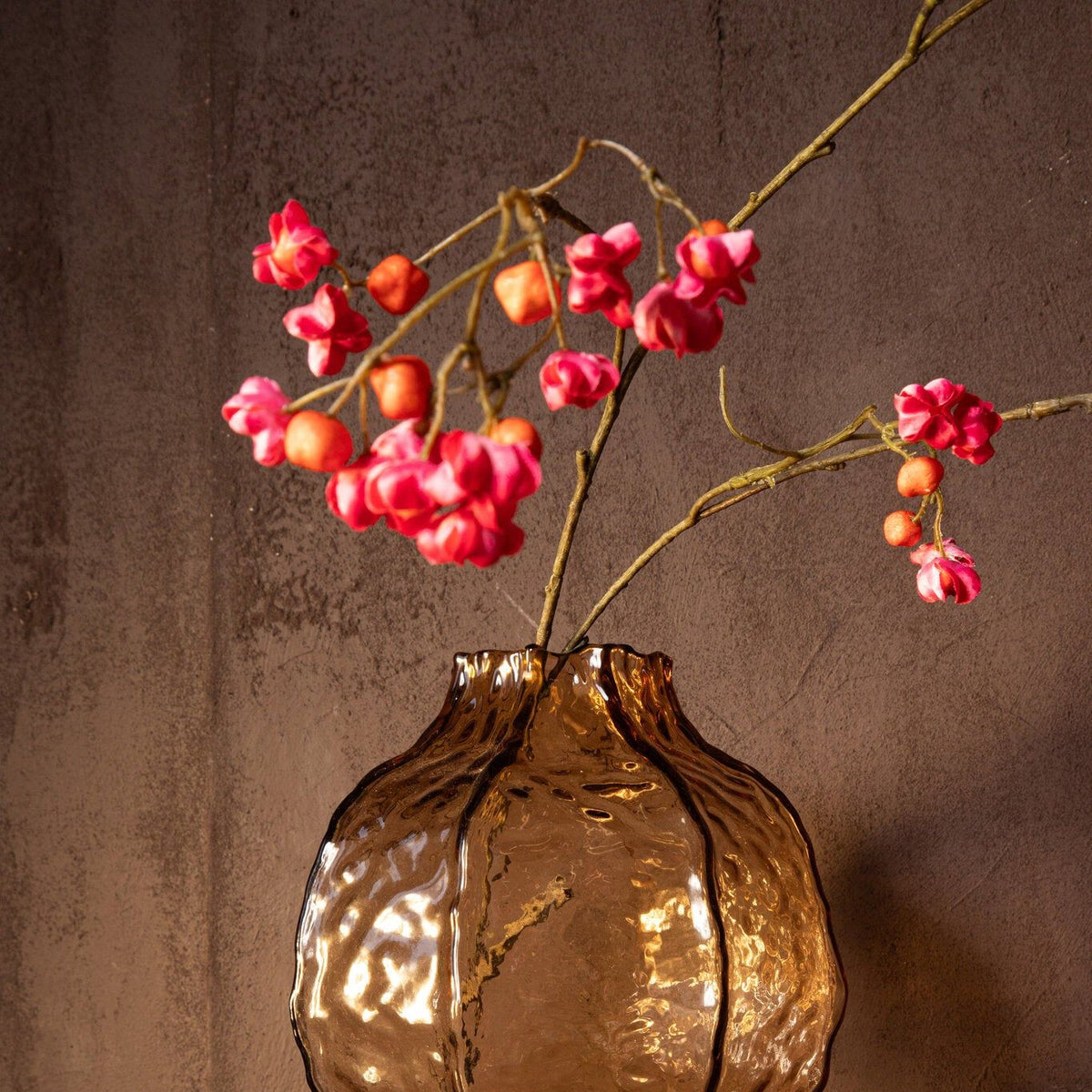 Narin Cream Irregular Shaped Glass Vase L van PTMD als sculpturaal accent in de woonkamer
