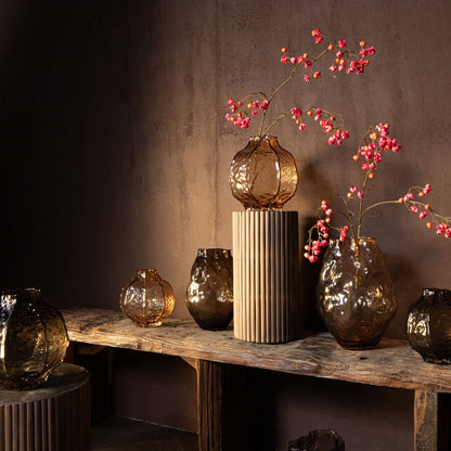 Narin Cream Irregular Shaped Glass Vase L van PTMD in een sfeervolle interieursetting