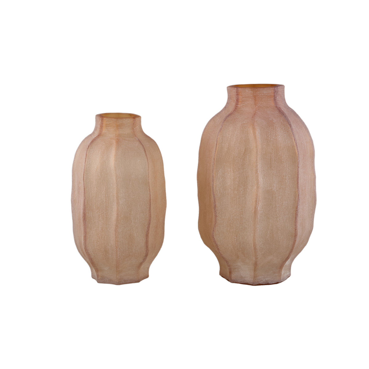 Natae Amber Round Glass Ribbed Vase Low van PTMD, detail van het ribbelpatroon op witte achtergrond