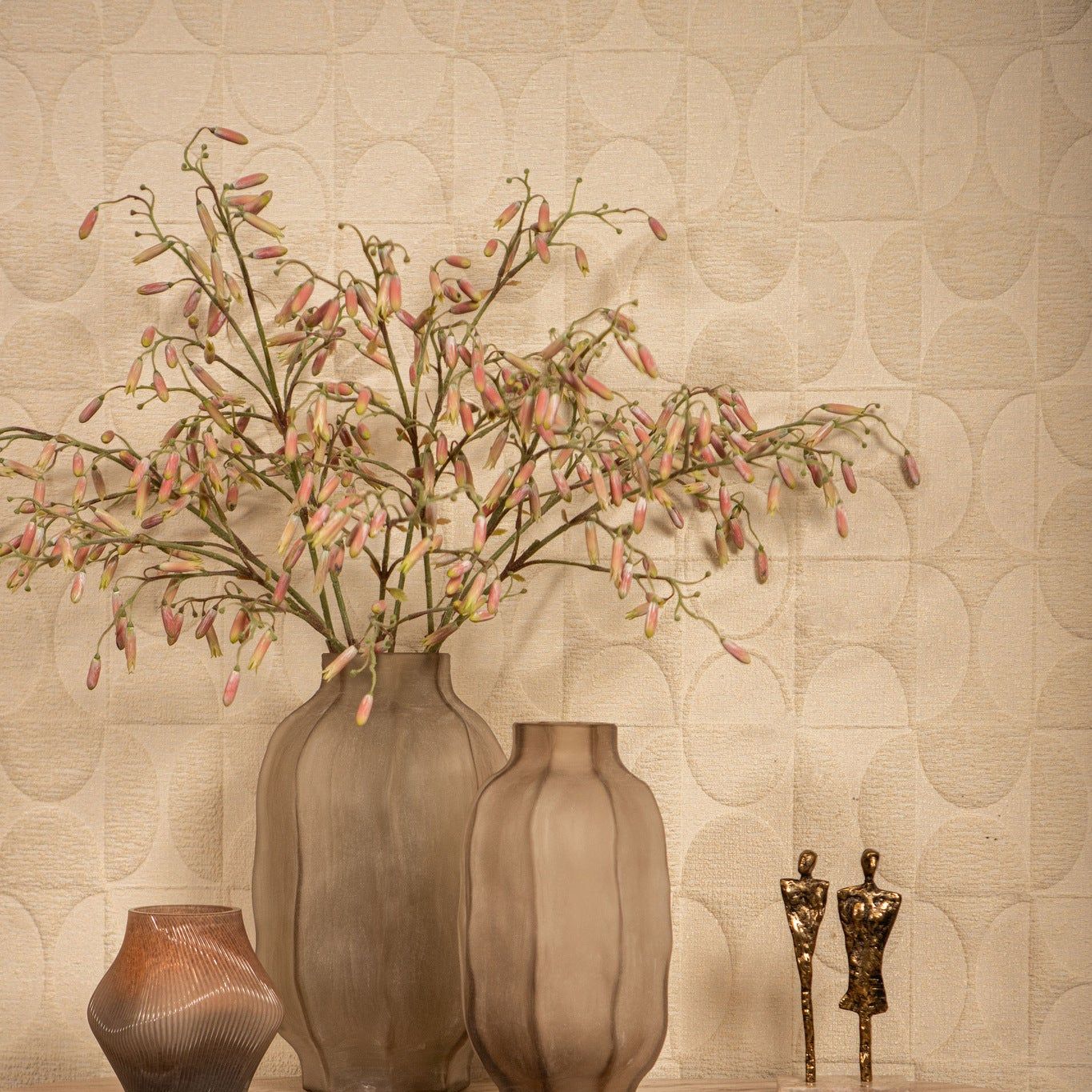 Natae Beige Round Glass Ribbed Vase High van PTMD in een natuurlijk gestyled interieur