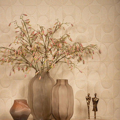 Natae Beige Round Glass Ribbed Vase High van PTMD in een natuurlijk gestyled interieur