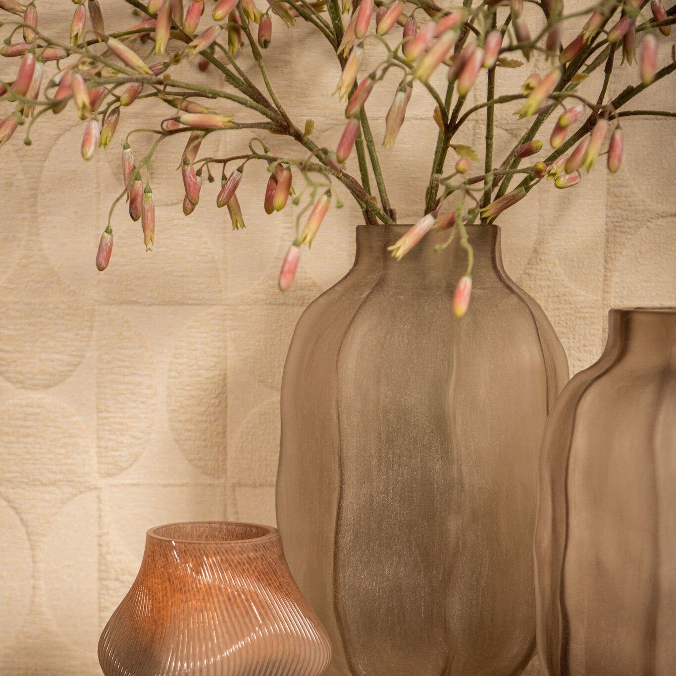 Natae Beige Round Glass Ribbed Vase High van PTMD, sfeerbeeld in een modern interieur