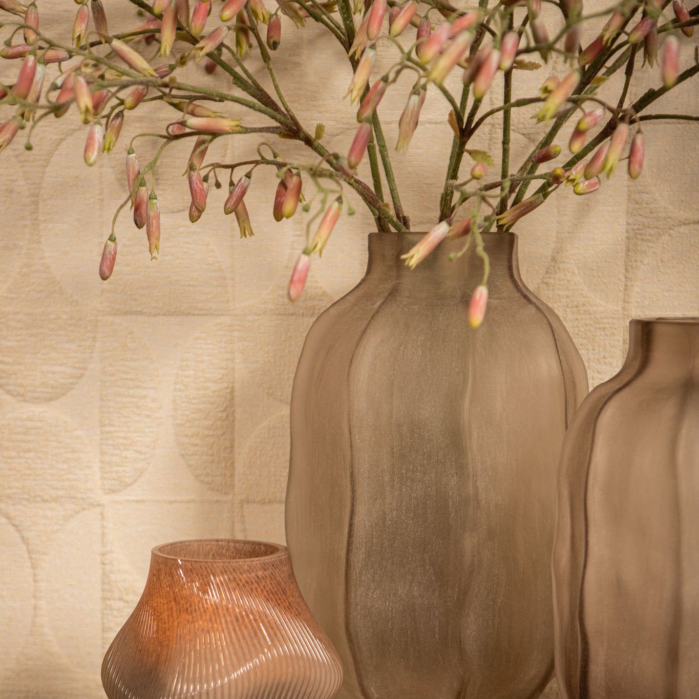 Natae Beige Round Glass Ribbed Vase High van PTMD in een sfeervolle interieursetting