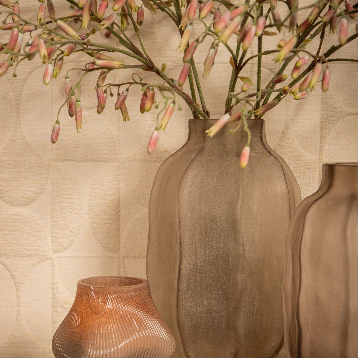 Natae Beige Round Glass Ribbed Vase High van PTMD in een sfeervolle interieursetting