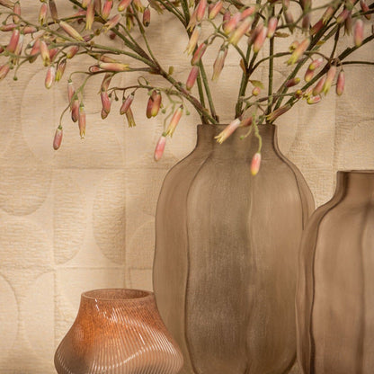 Natae Beige Round Glass Ribbed Vase High van PTMD in een sfeervolle interieursetting