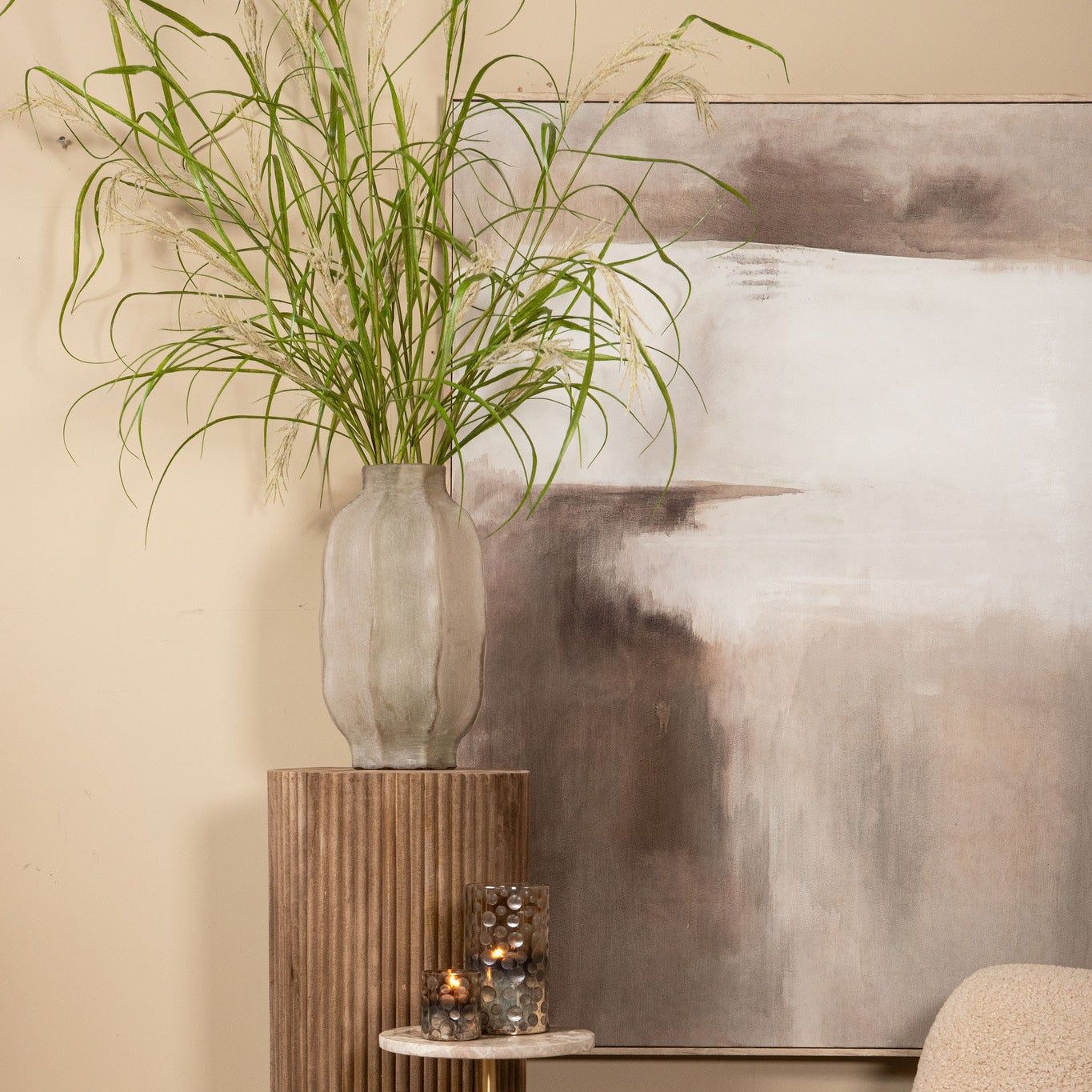 Natae Beige Round Glass Ribbed Vase Low van PTMD, detail van de beige glasafwerking