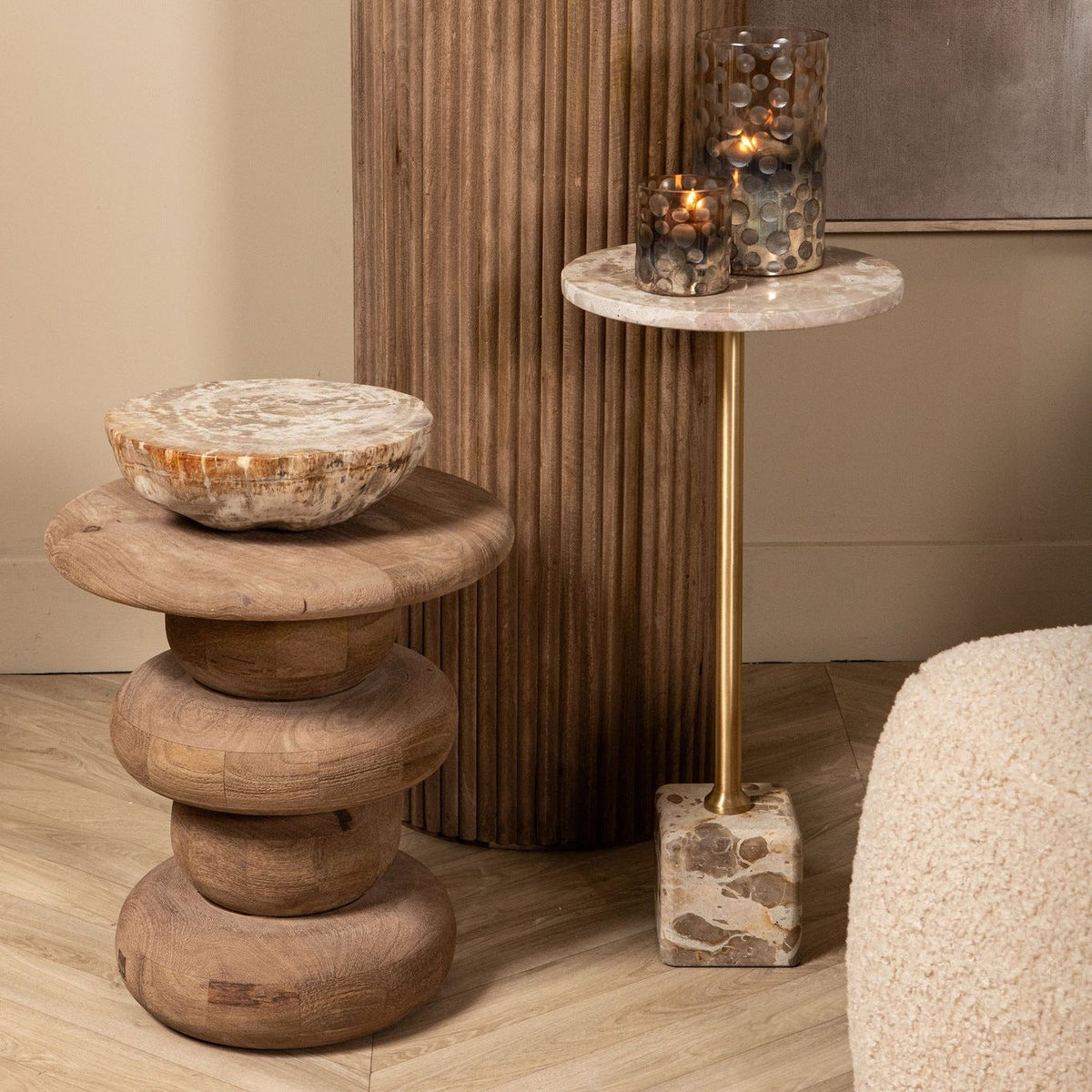 Natae Beige Round Glass Ribbed Vase Low van PTMD, sfeerbeeld in een modern interieur