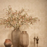 Natae Beige Round Glass Ribbed Vase Low van PTMD in een sfeervolle interieursetting