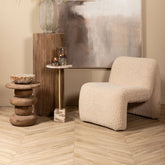 Natae Beige Round Glass Ribbed Vase Low van PTMD met takken in een lichte ruimte