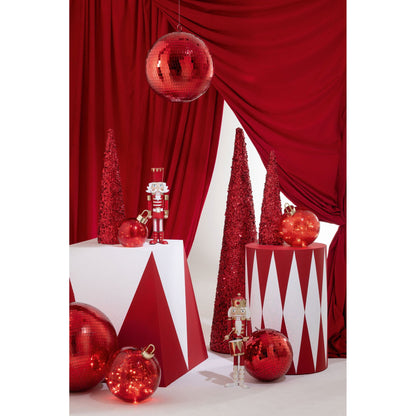 Notenkraker rood goud van J-Line gestyled als kerstdecoratie in huis