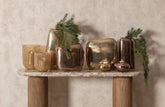 Nylah Pot Hoog Gegoten Aluminium Goud Large van PTMD, liggend sfeerbeeld met de gouden Nylah pot