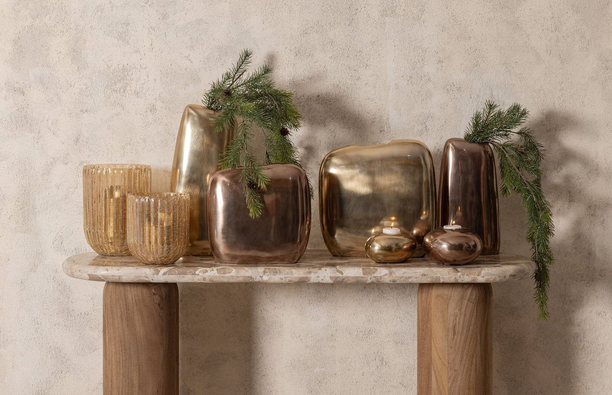 Nylah Pot Hoog Gegoten Aluminium Goud Large van PTMD, liggend sfeerbeeld met de gouden Nylah pot