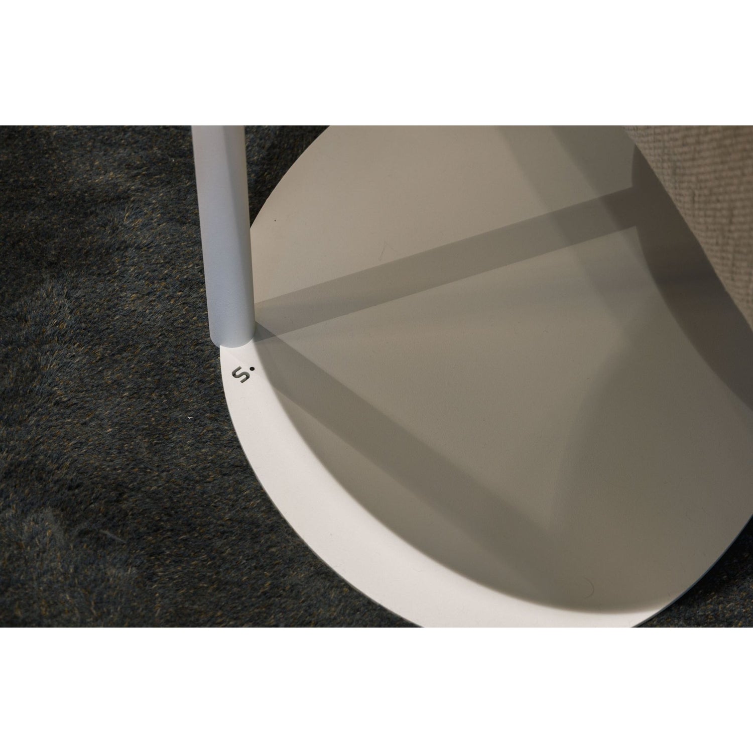 Orga bijzettafel van Steelful in wit gepoedercoat staal als klein sculptuur in het interieur