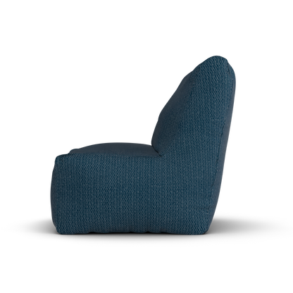 Marineblauwe Junior Lounge Seat van Laui Lounge van opzij, met rughoogte van 74 centimeter