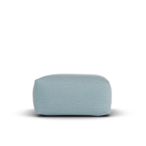 Zijaanzicht van de lichtblauwe Square Pouf van Laui Lounge met zithoogte 34 cm