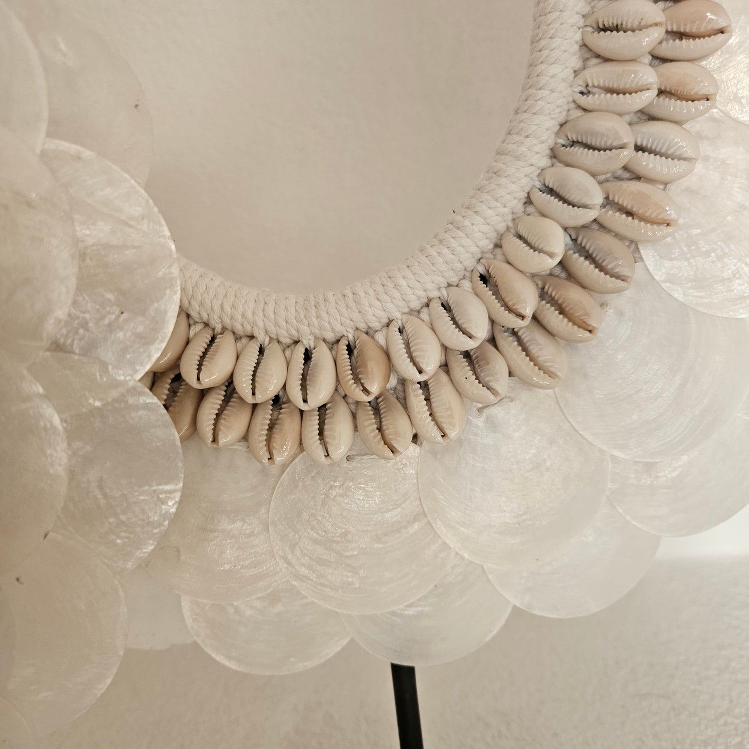 Ornament Indonesische Schelpenketting Nani Wit/Beige Large - Pole To Pole - Ornament - Pole To Pole - livinglovely.nl