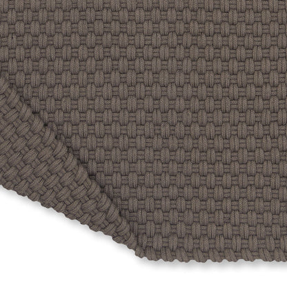 Detail van het weefsel van het grijstaupe Nomad outdoor vloerkleed