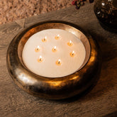 Pearl Kaarsenzand Beige van PTMD in een gouden schaal met brandende lontjes