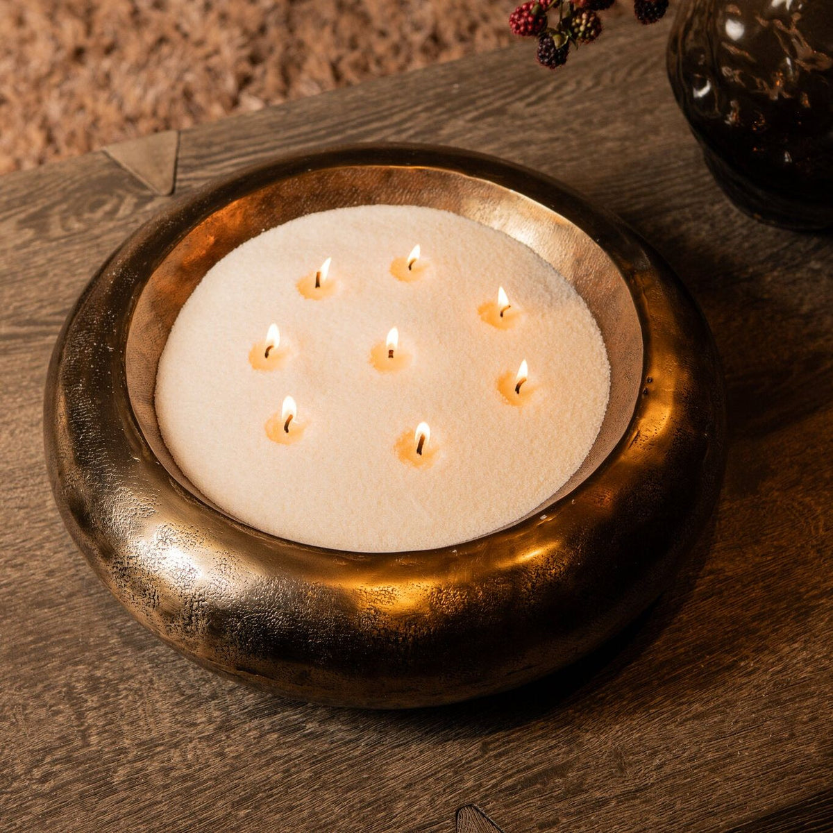 Pearl Kaarsenzand Beige van PTMD in een gouden schaal met brandende lontjes