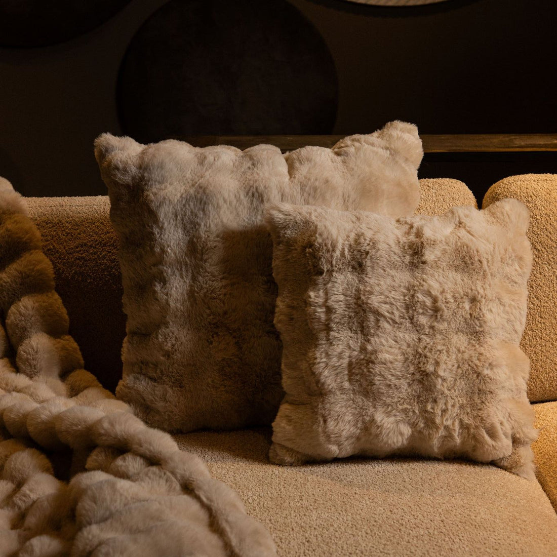 Crème Dunae plaid van PTMD over een bed als sprei