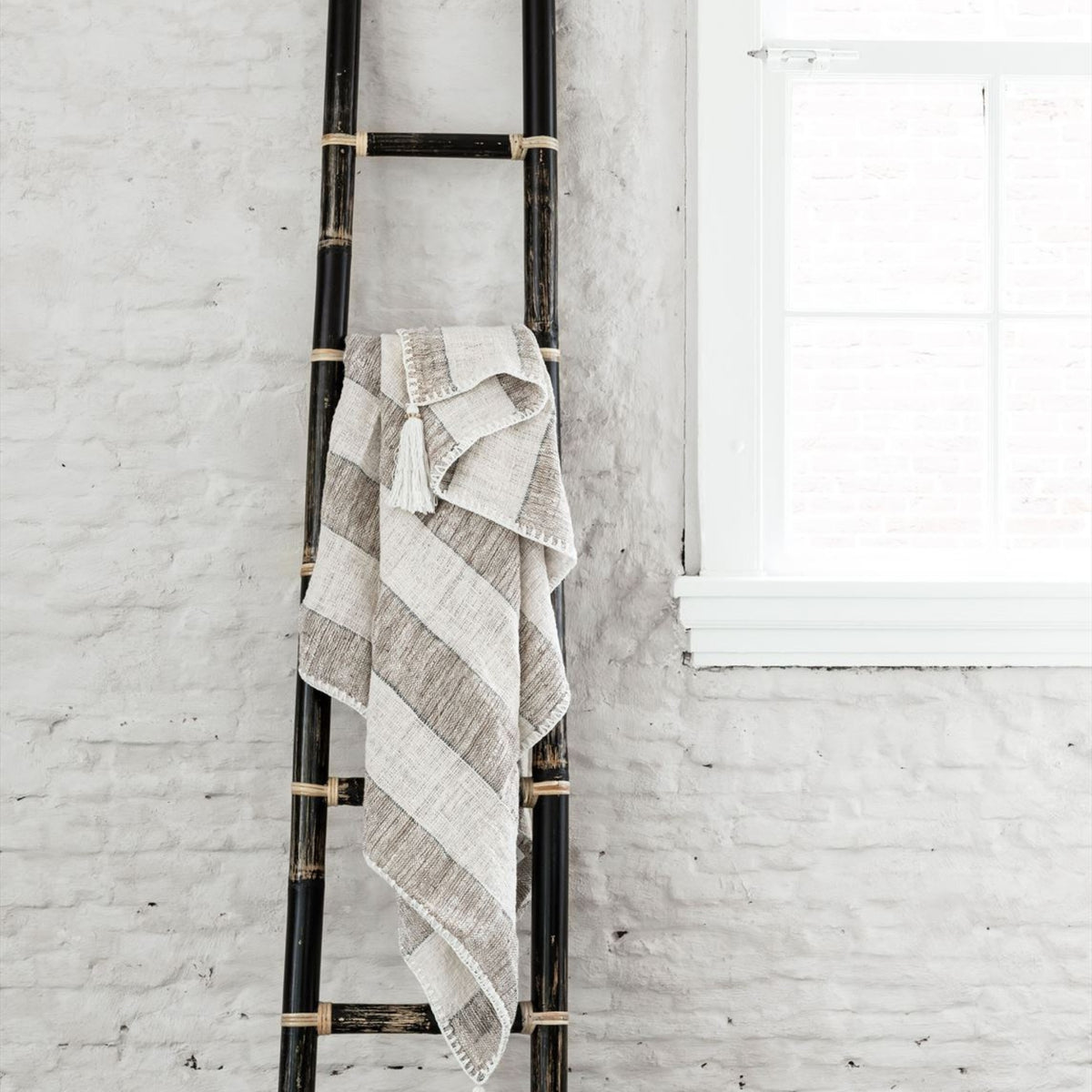 Plaid Stripes van MUST Living, opgevouwen katoenen plaid met streepdessin