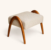 Poef Maurice Voetenbank Beige van Pomax, productfoto in beige met de volledige vorm in beeld
