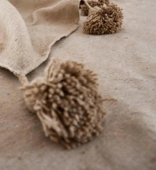 Pom Pom Deken + 2 kussen hoezen Camel - Poef - Poufs &amp; Pillows - livinglovely.nl