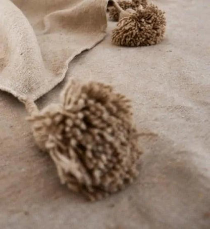 Pom Pom Deken + 2 kussen hoezen Camel - Poef - Poufs &amp; Pillows - livinglovely.nl