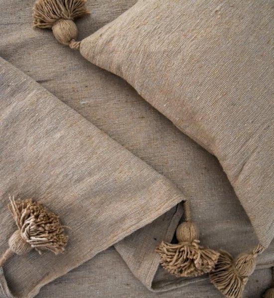 Pom Pom Deken + 2 kussen hoezen Camel - Poef - Poufs &amp; Pillows - livinglovely.nl