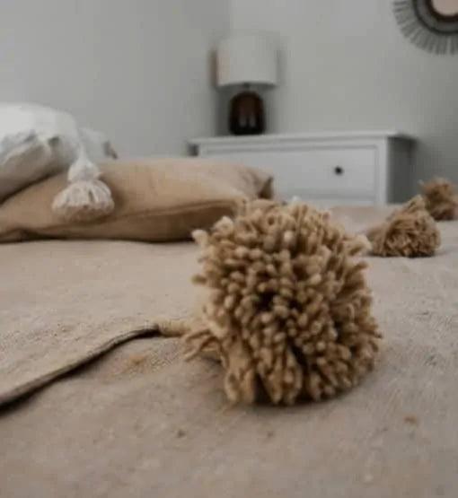 Pom Pom Deken + 2 kussen hoezen Camel - Poef - Poufs &amp; Pillows - livinglovely.nl