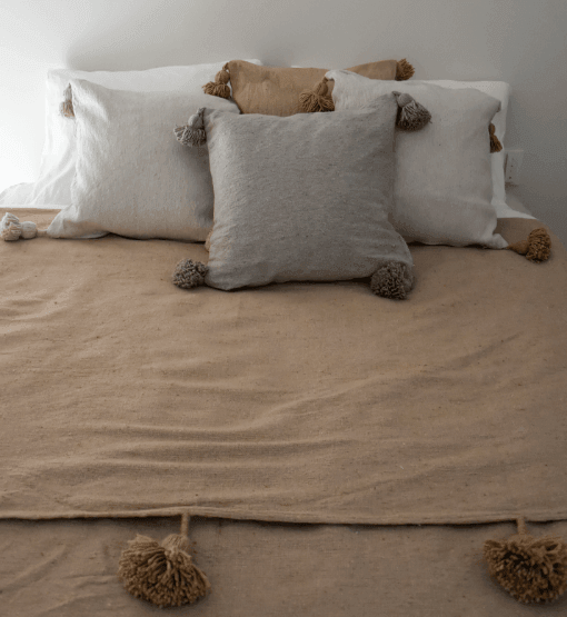 Pom Pom Deken + 2 kussen hoezen Camel - Poef - Poufs &amp; Pillows - livinglovely.nl