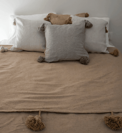 Pom Pom Deken + 2 kussen hoezen Camel - Poef - Poufs &amp; Pillows - livinglovely.nl