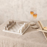 Prish Schaakspel van PTMD, marmeren schaakspel gestyled op tafel in een interieur