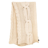 Rama Plaid Wol Handgebreid Crème van PTMD, productfoto vanuit een andere hoek, handgebreide crèmekleurige wollen plaid
