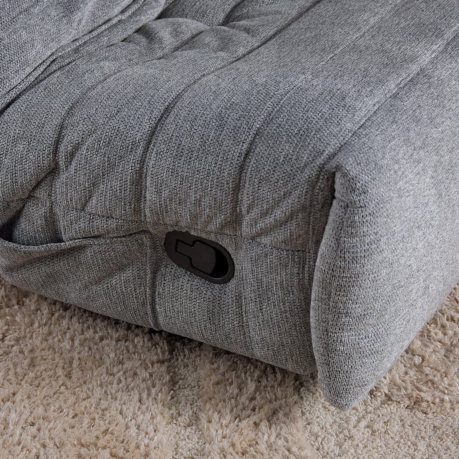 Relaxfauteuil Zen van Starfurn in grijs, detail van de armleuning met plooien
